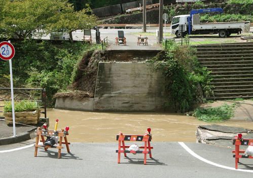 台風15号の大雨による増水で橋が流された静岡県河津町の現場(伊豆新聞本社提供=共同)