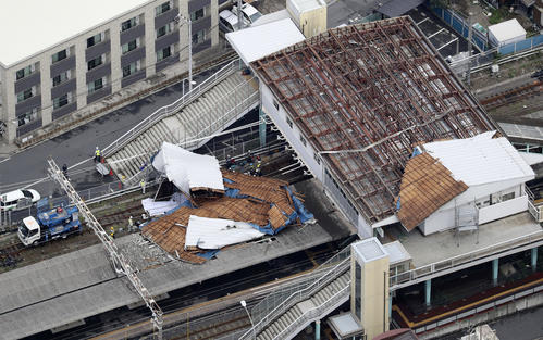 台風15号の影響で、屋根が吹き飛んだJR東千葉駅(共同通信社ヘリから)