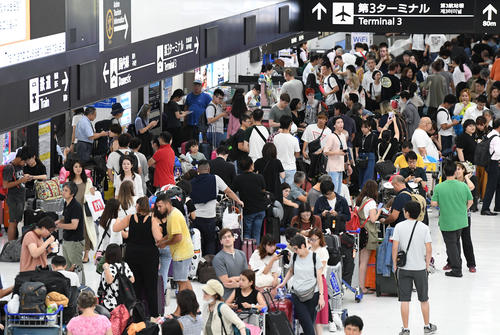 台風15号の影響で交通網が麻痺し、成田空港第2ターミナルで足止めを食う人たち（撮影・加藤諒）