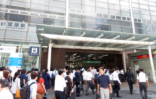 ホームへの入場規制がかかり、混雑するJR秋葉原駅（撮影・村上幸将）