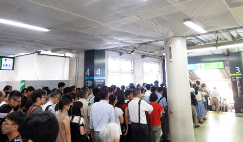 JR上野駅で山手線と京浜東北線のホームへの入場規制がかかり、行列を作る乗客（撮影・村上幸将）