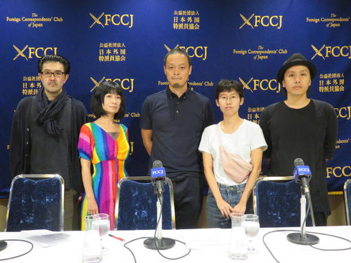 都内で会見を開いた、左から高山明氏、ホンマエリ氏、小泉明郎氏、大橋藍氏、卯城竜太氏（撮影・村上幸将）