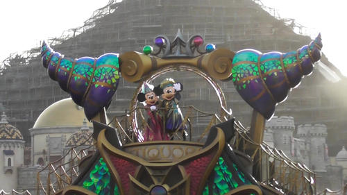 「フェスティバル・オブ・ミスティーク」で手を振るミッキーマウス（右）とミニーマウス（撮影・鹿野芳博）