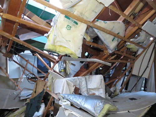 台風15号の影響で、ゴルフ練習場「市原ゴルフガーデン」のネットを支えていた鉄製の支柱2本が倒れ込み、2Fにいた生後3カ月の男児がかすり傷を負った住宅の内部（撮影・近藤由美子）