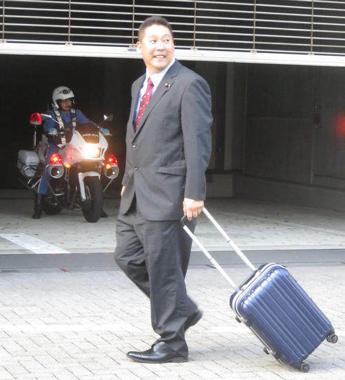 脅迫容疑の事情聴取のため警視庁月島署を訪れた立花孝志参院議員（撮影・大上悟）