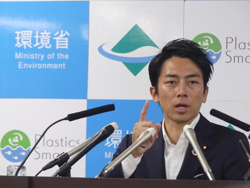 環境省で初めての会見を開いた小泉進次郎環境相