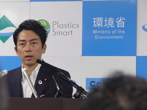 環境省で初めての会見を開いた小泉進次郎環境相