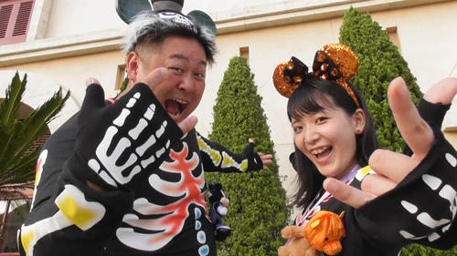 ハロウィーン・グッズでポーズを決めるプロレスラーNORI（左）と＃えちかわグラドル安西ゆか（撮影・鹿野芳博）