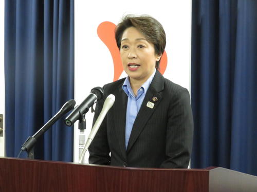 職員を前に、就任あいさつを行った橋本聖子五輪相（撮影・近藤由美子）