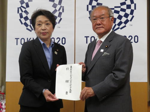 引き継ぎ式を行った橋本聖子五輪相。右は鈴木俊一前五輪相（撮影・近藤由美子）
