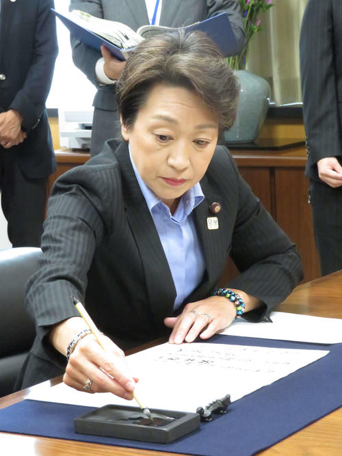 引き継ぎ式を行った橋本聖子五輪相（撮影・近藤由美子）
