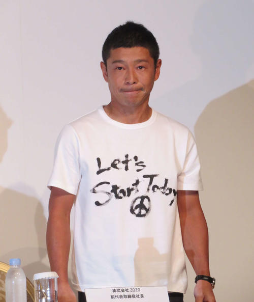 「Let’s　Start　Today」と書かれた白Tシャツを着て会見に登場した前澤友作氏（撮影・村上幸将）