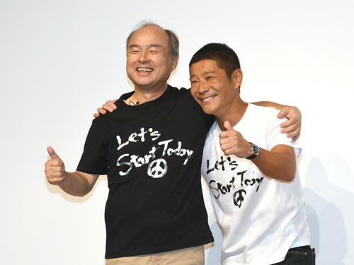 ゲストで出席したソフトバンクの孫正義会長（左）とZOZOの前代表・前澤友作氏がガッチリと肩を組んだ（撮影・酒井清司）