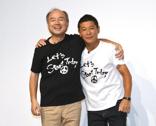 ゲストで出席したソフトバンクの孫正義会長（左）とZOZOの前代表・前澤友作氏がガッチリと組む（撮影・酒井清司）