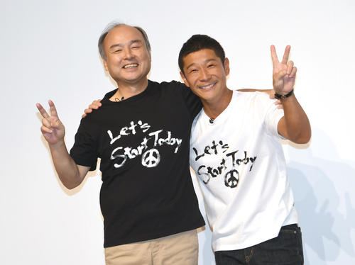 ゲストで出席したソフトバンクの孫正義会長（左）とZOZOの前代表・前澤友作氏がニッコリとVサイン（撮影・酒井清司）