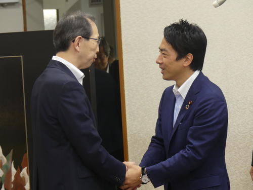 福島県庁を訪れ、内堀雅雄知事（左）と握手する小泉進次郎環境相
