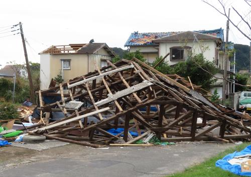 台風15号で倒壊した建物（撮影・佐藤成）