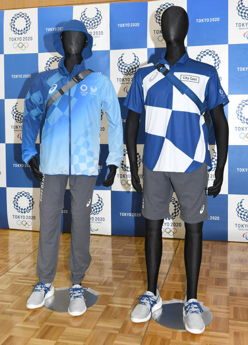 東京五輪のスタッフユニホーム（左）とボランティアユニホーム（2019年7月19日撮影)
