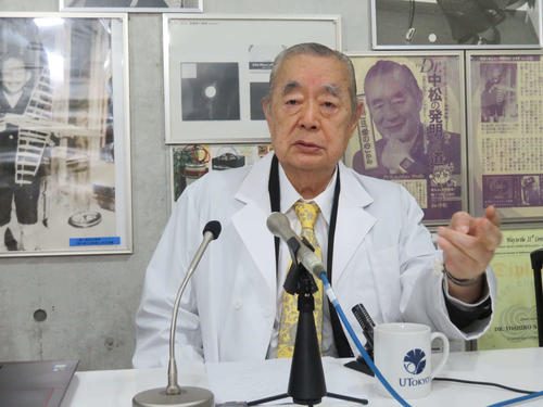 都内の研究所で、がんに関する会見を開いたドクター中松氏（撮影・村上幸将）