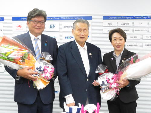 大臣就任後、初めて東京五輪・パラリンピック大会組織委員会の森喜朗会長（中央）を訪問した萩生田光一文部科学相（左）と橋本聖子五輪相（右）（撮影・近藤由美子）