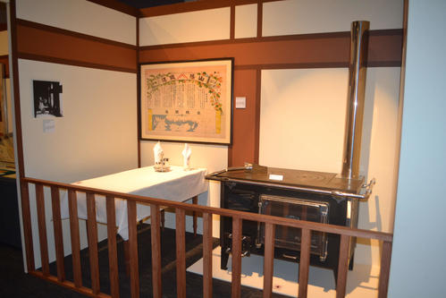 120年前、日本で初めて旧山陽鉄道で連結された食堂車の石炭レンジ（右）とテーブルの様子