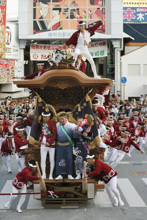 街中を豪快に駆け巡るだんじり（共同）