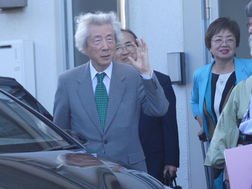 講演後、報道陣の問いかけを受ける小泉純一郎元首相