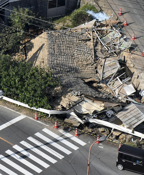 広島県福山市柳津町の現場。事故後に車を撤去した際に家全体がつぶれた＝15日午後（共同）