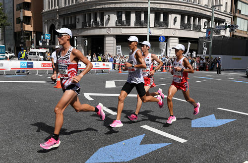 ナイキの靴を履いて21キロ付近を通過する選手たち。左から服部、大迫、中村、鈴木（撮影・滝沢徹郎）