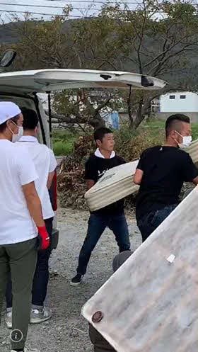 千葉県鋸南町で一ボランティアとして活動する前澤友作氏（中央）