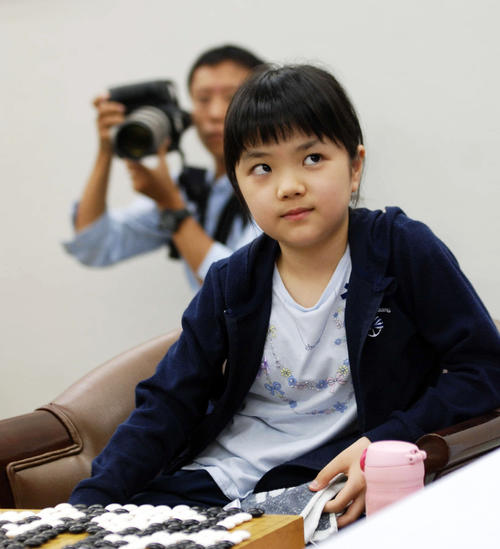 プロデビュー後、男性棋士との初の対局で勝利を挙げた仲邑菫初段（撮影・松浦隆司）