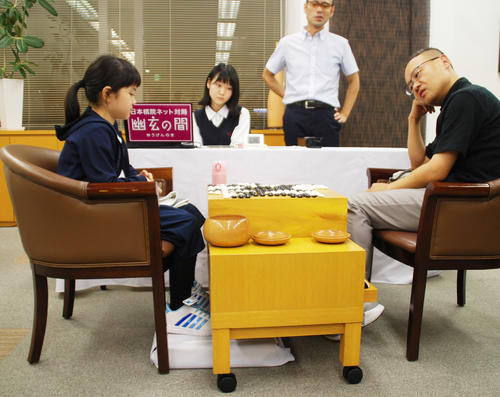 プロデビュー後、男性棋士との初の対局で勝利を挙げた仲邑菫初段（撮影・松浦隆司）