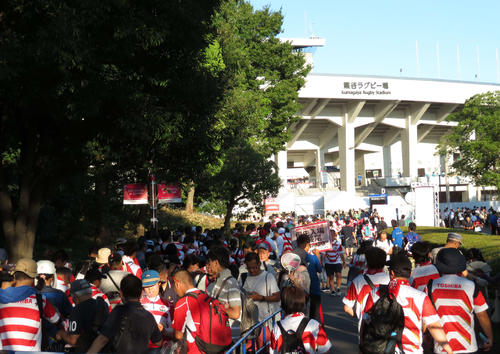 6日、ラグビー日本代表－南アフリカ戦を前に、長蛇の列が出来た熊谷ラグビー場（撮影・村上幸将）