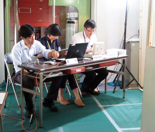 君津市内の清和公民館では、停電で発電機を使用し期日前投票がスタートした（撮影・近藤由美子）