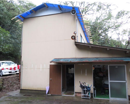 君津市議選のある立候補者の選挙事務所の屋根は、台風15号の影響で屋根が吹き飛び、ブルーシートで覆われていた（撮影・近藤由美子）