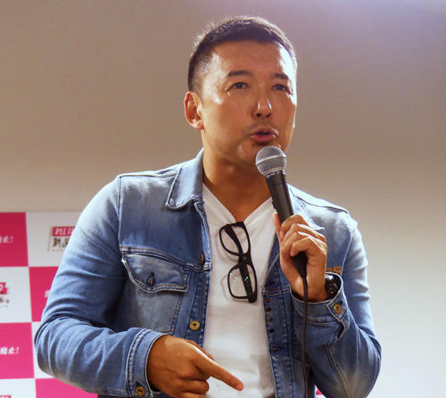 新しい事務所をオープンし、支援者にあいさつするれいわ新選組の山本太郎代表（撮影・中山知子）