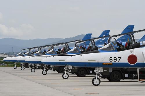 整列したブルーインパルス。最も手前の「697」が佐藤貴宏1等空尉の6番機