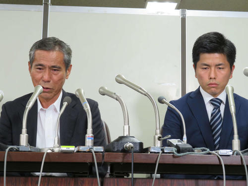 会見で涙ながらに語る上原義教さん（左）と松永真菜さんの夫（撮影・村上幸将）