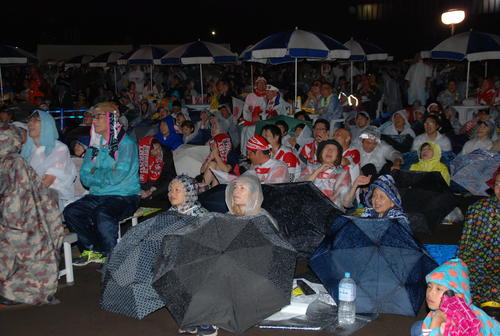 花園中央公園野球場で行われたPVでは雨の中、ファンが声援を送った（撮影・松浦隆司）