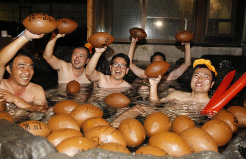 ラグビーボールを浮かべた“ラグビー風呂”からW杯日本代表にエールを送る温泉利用客（撮影・菊川光一）