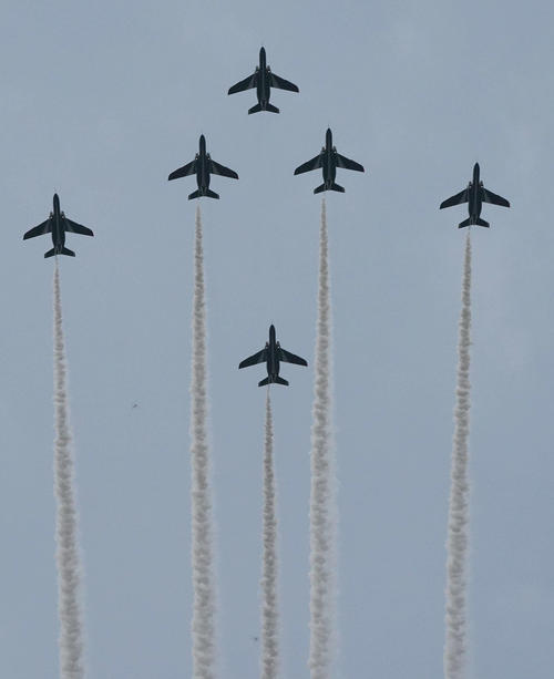日本－ロシア戦の行われる味スタの上空を通過するブルーインパルス（撮影・鈴木みどり）