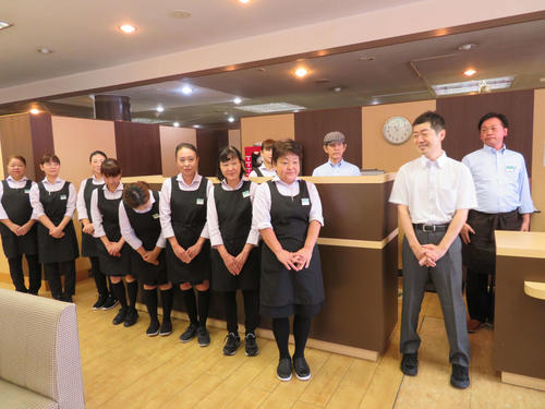通常営業を再開した佐野サービスエリア上り線レストランであいさつする、加藤正樹氏（右から2人目）らケイセイ・フーズの従業員（撮影・村上幸将）