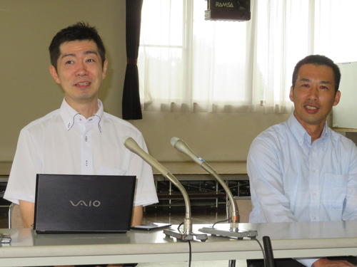 佐野サービスエリア上り線の通常営業を再開し、会見を開いた加藤正樹氏（左）と井原永治氏（撮影・村上幸将）