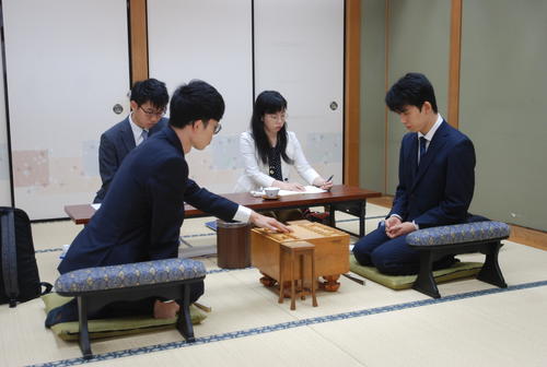 対局に臨んだ竹内雄悟五段（左）、藤井聡太七段（撮影・松浦隆司）