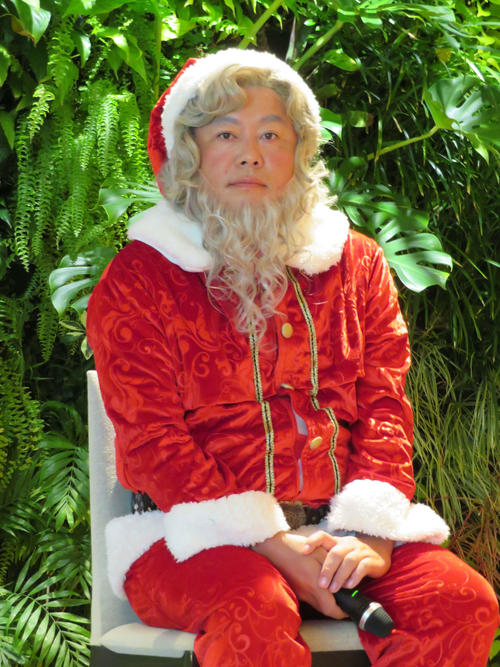 ミュージカル「クリスマスキャロル」制作発表会見にサンタ姿で登場した堀江貴文氏（撮影・村上幸将）