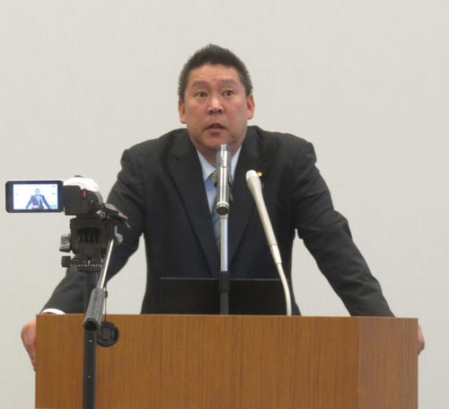 NHKから国民を守る党の立花孝志参院議員が定例会見で自らの訴訟などを語った（撮影・大上悟）