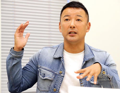消費税廃止を訴え続けている、れいわ新選組の山本太郎代表は、手ぶり身ぶりで思いを語る（撮影・浅見桂子）