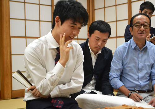 第69期大阪王将杯王将戦挑戦者決定リーグ1回戦で三浦弘行九段を下した藤井聡太七段（撮影・赤塚辰浩）