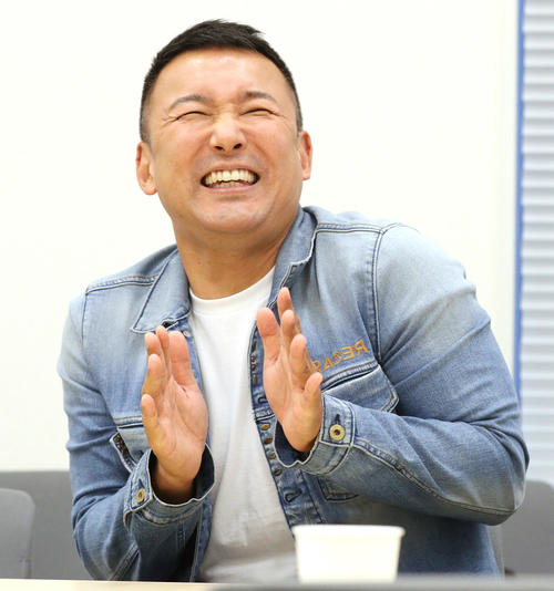 消費税増税について持論を語り、笑顔を見せる、れいわ新選組・山本太郎代表（撮影・佐藤成）