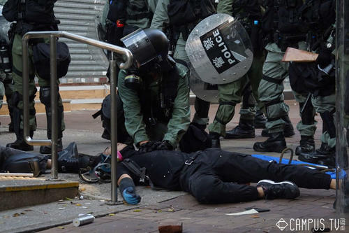 香港の抗議デモで警官隊の発砲した実弾に撃たれて負傷したとみられる男性（中央）（香港大学学生会キャンパスTVのフェイスブックから）